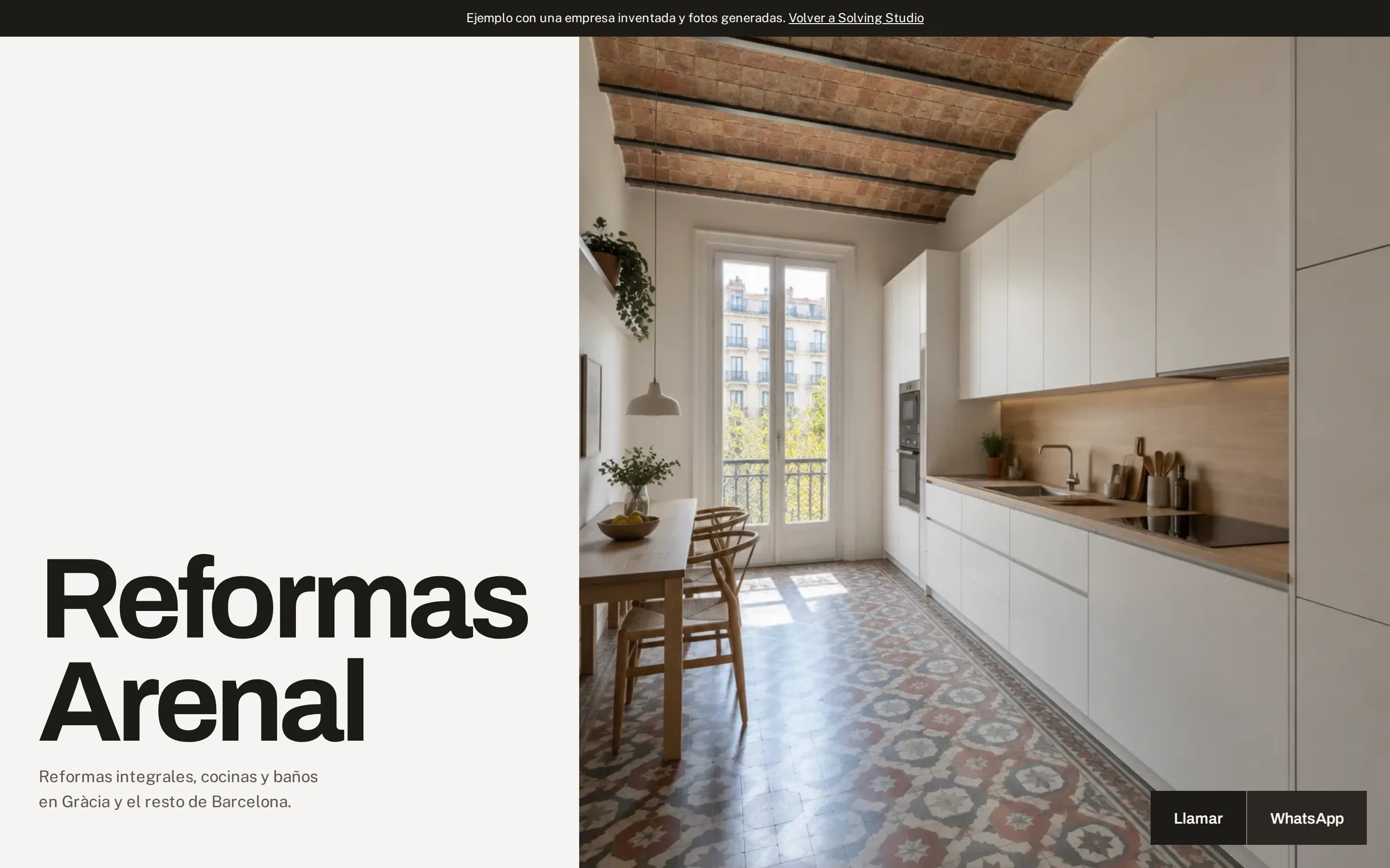 Web de ejemplo en un ordenador: el nombre de la empresa junto a una cocina reformada a pantalla completa